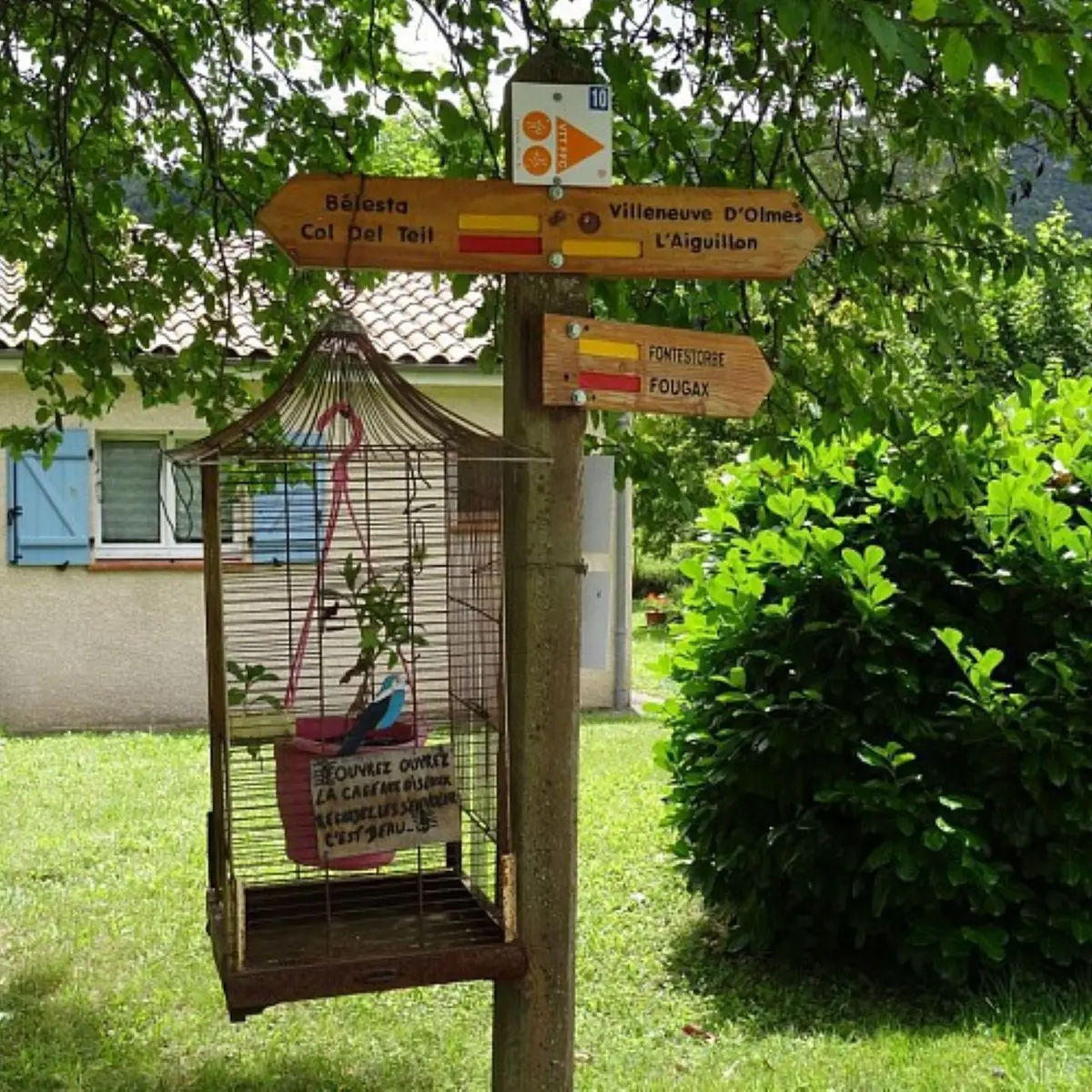 panneau le long du chemin