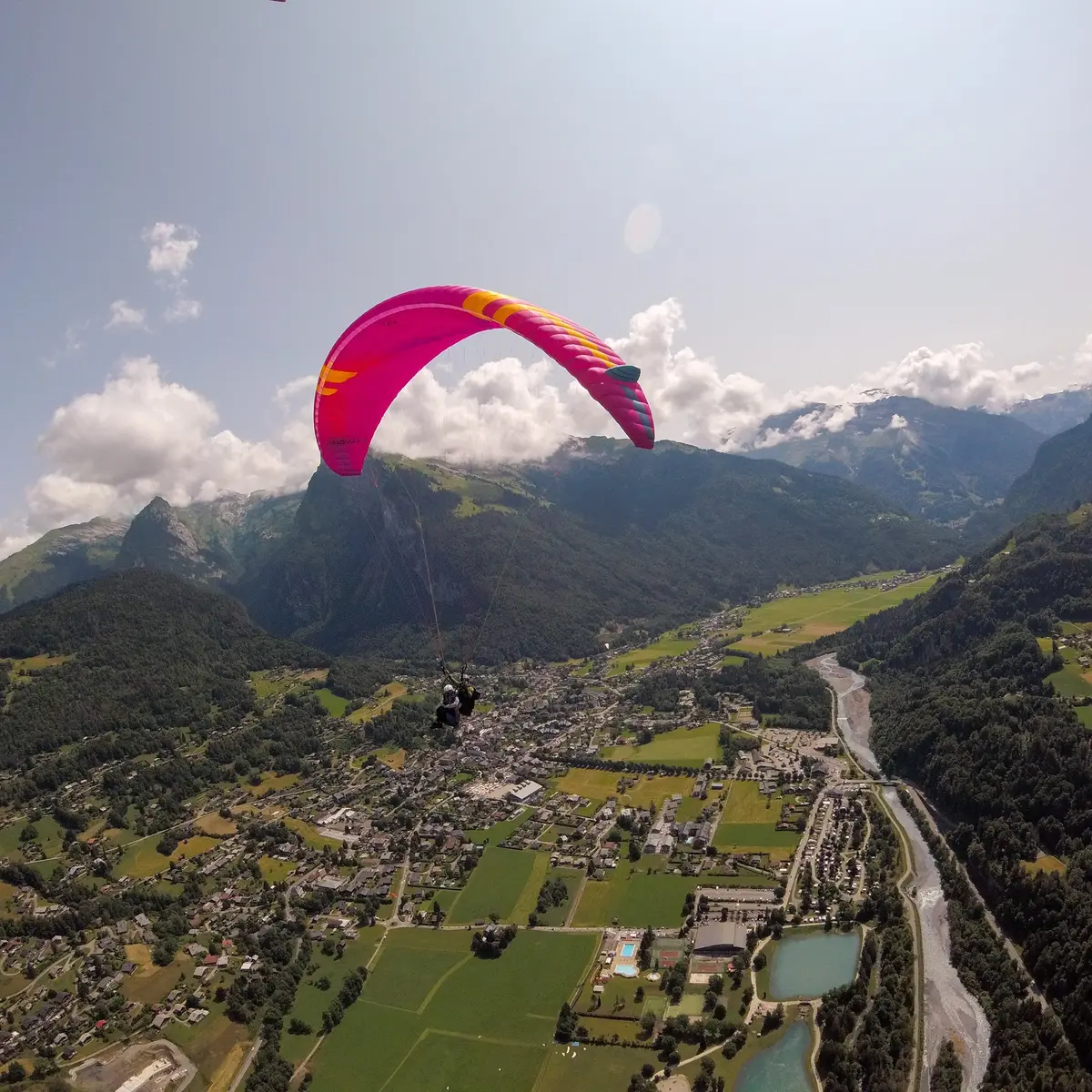 Biplace au dessus de la vallée