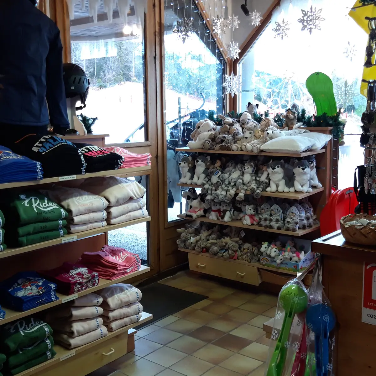 Etagère avec des peluches, textiles en vente, portes-clés