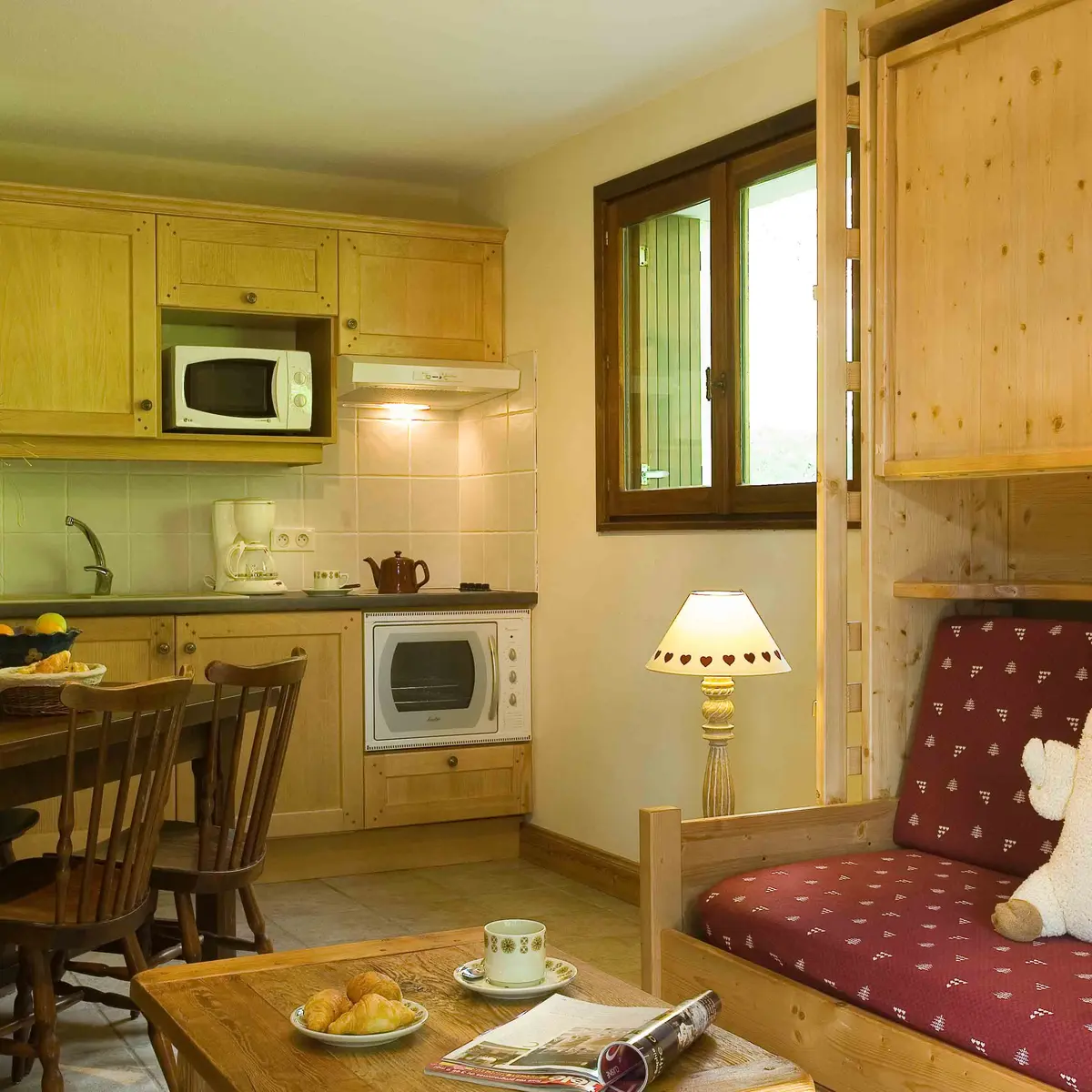 Séjour avec canapé, salle à manger et cuisine/Living room with a sofa, dining room and kitchen-Tournette 2-Le Grand-Bornand