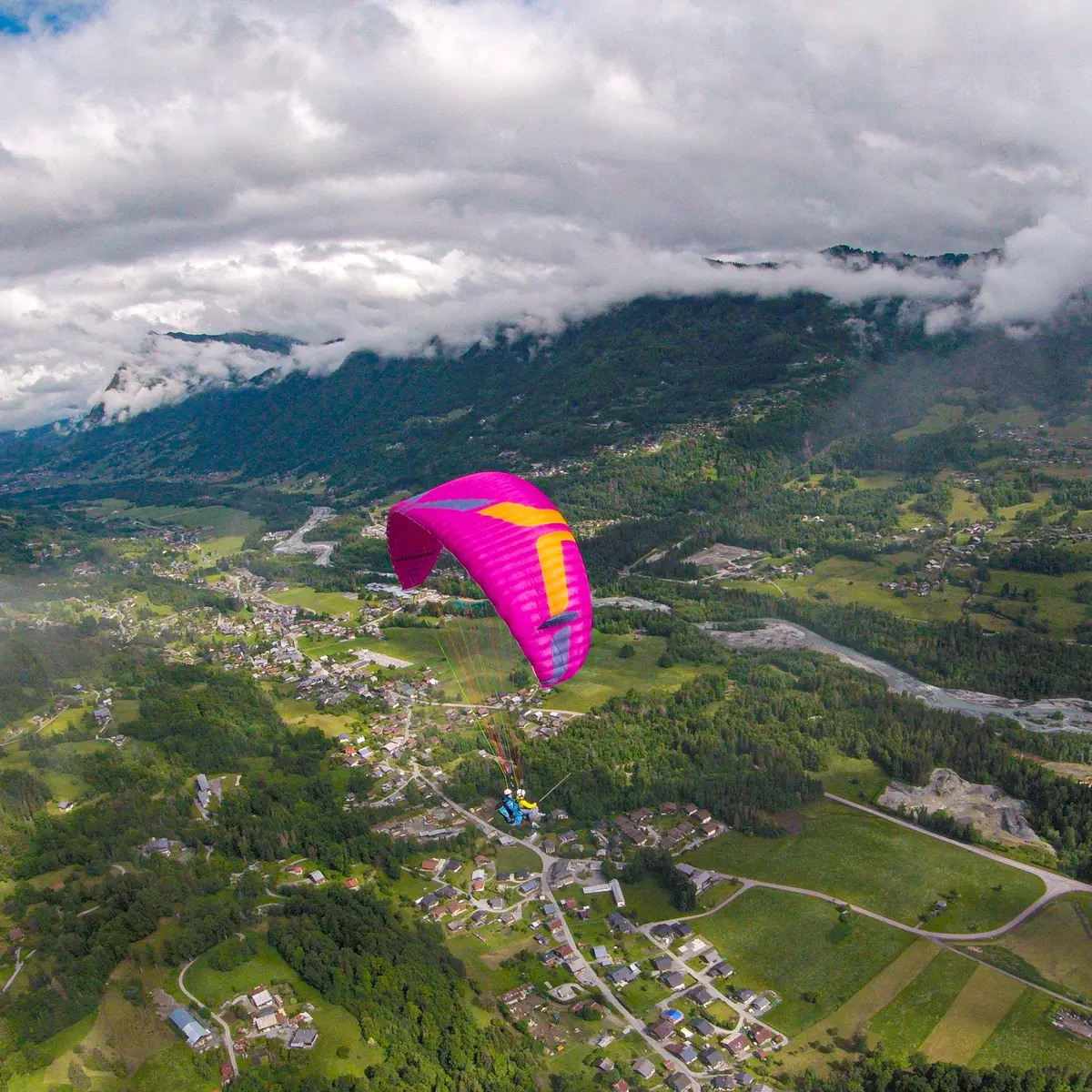 Biplace au dessus de la vallée