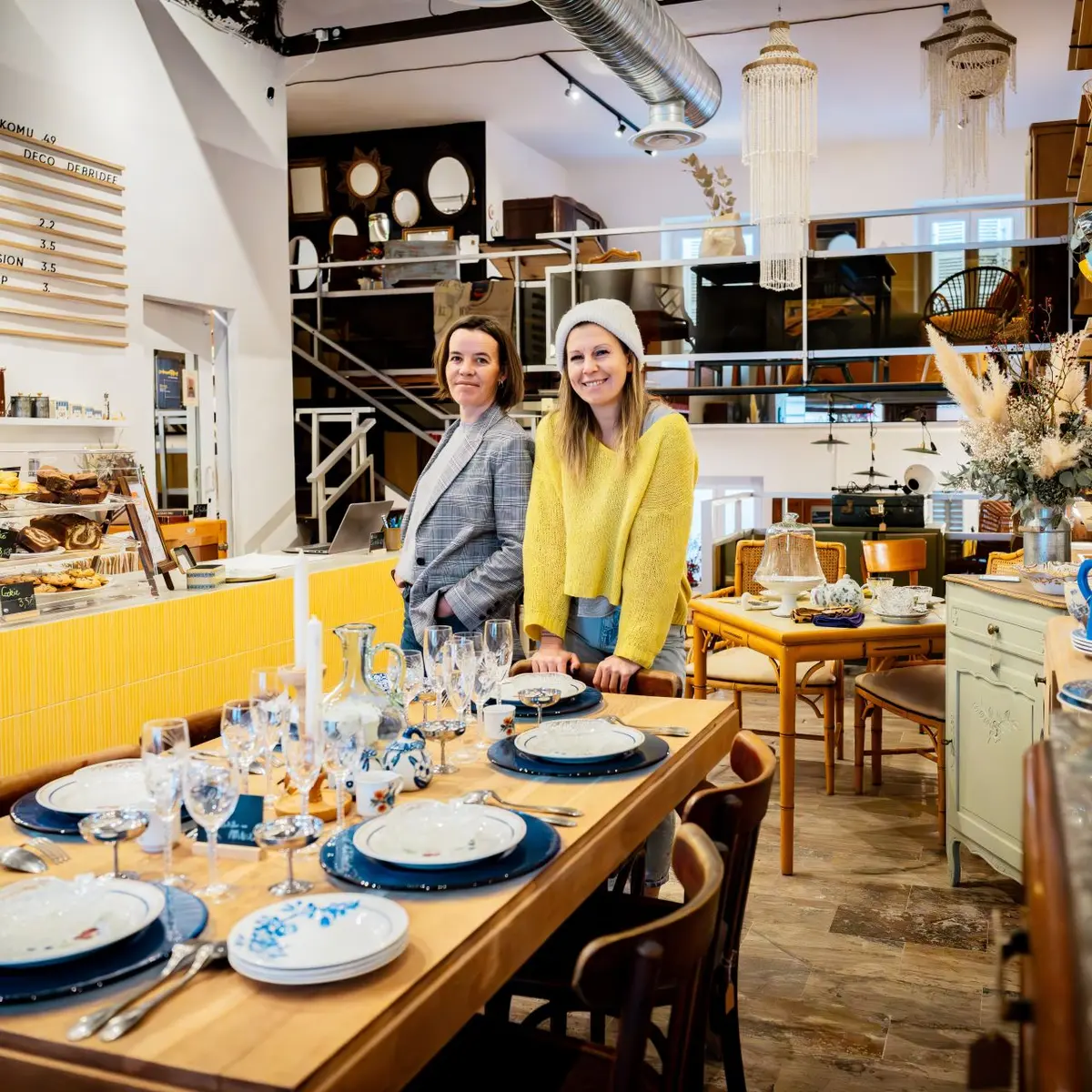 les 2 fondatrices dans le local