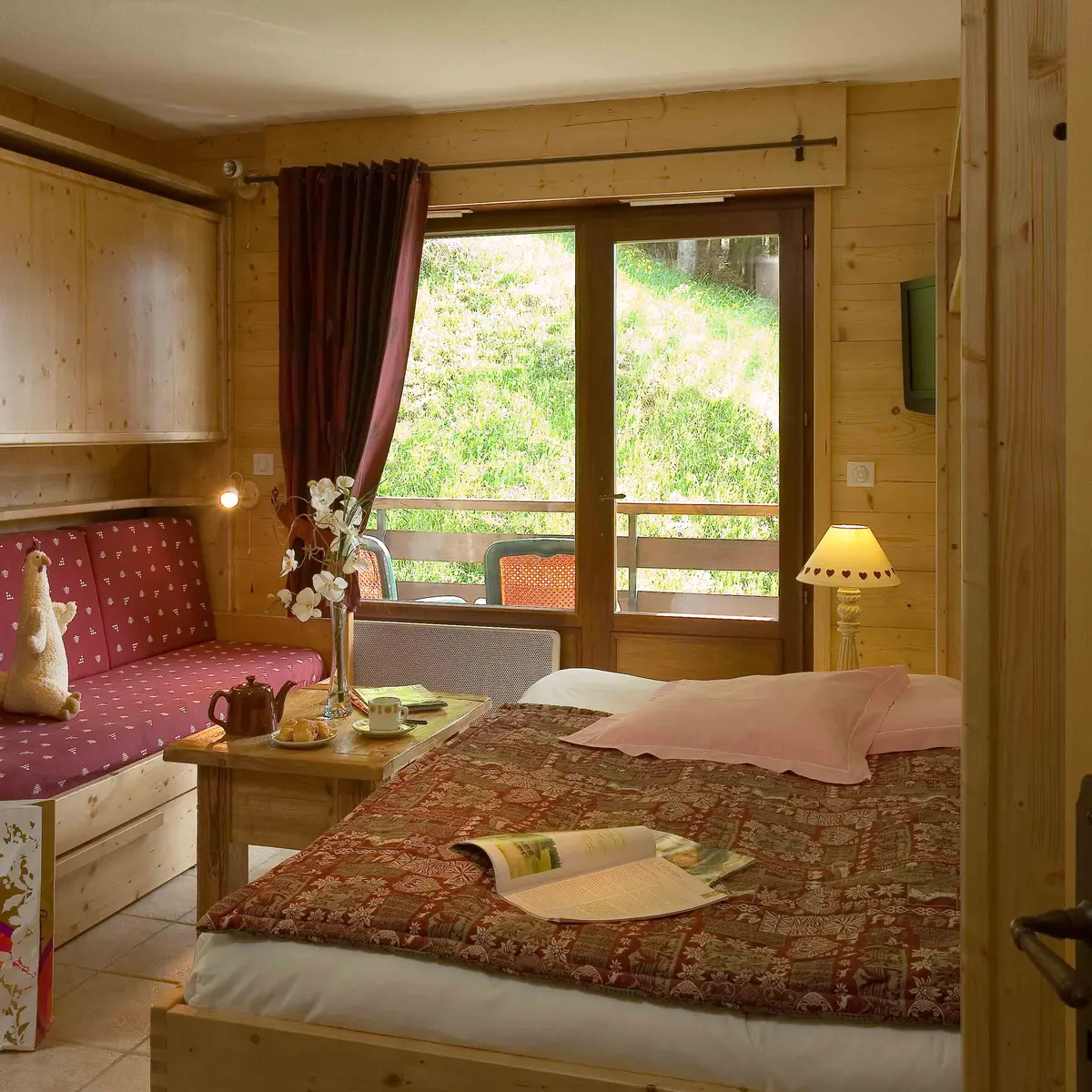 Séjour avec canapé et lit double/Living room with a sofa and a double bed-Tournette 2-Le Grand-Bornand