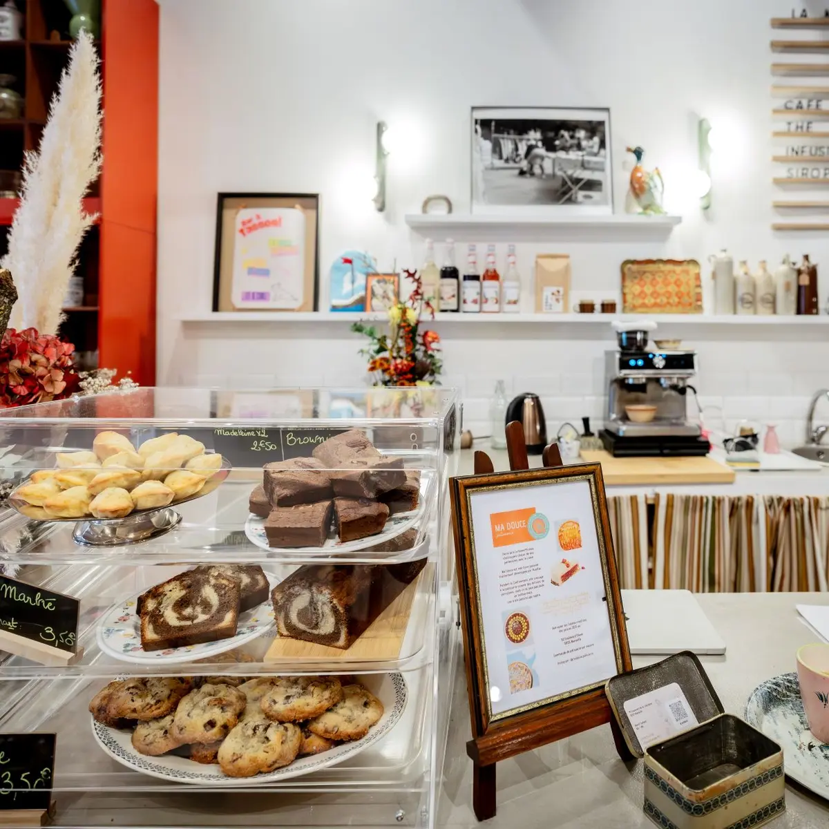 comptoir avec patisseries