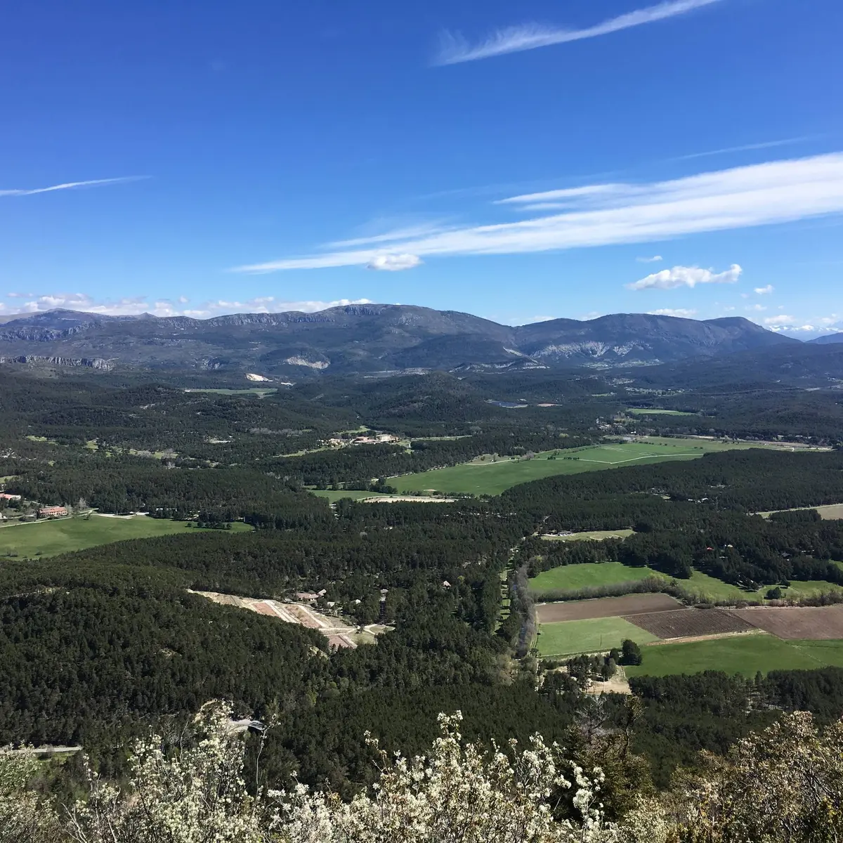 Panorama sur les plaines et les sommets aux alentours du verdon