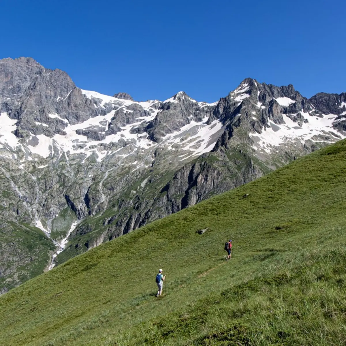 Randonneurs sur le sentier de la boucle de Tirière
