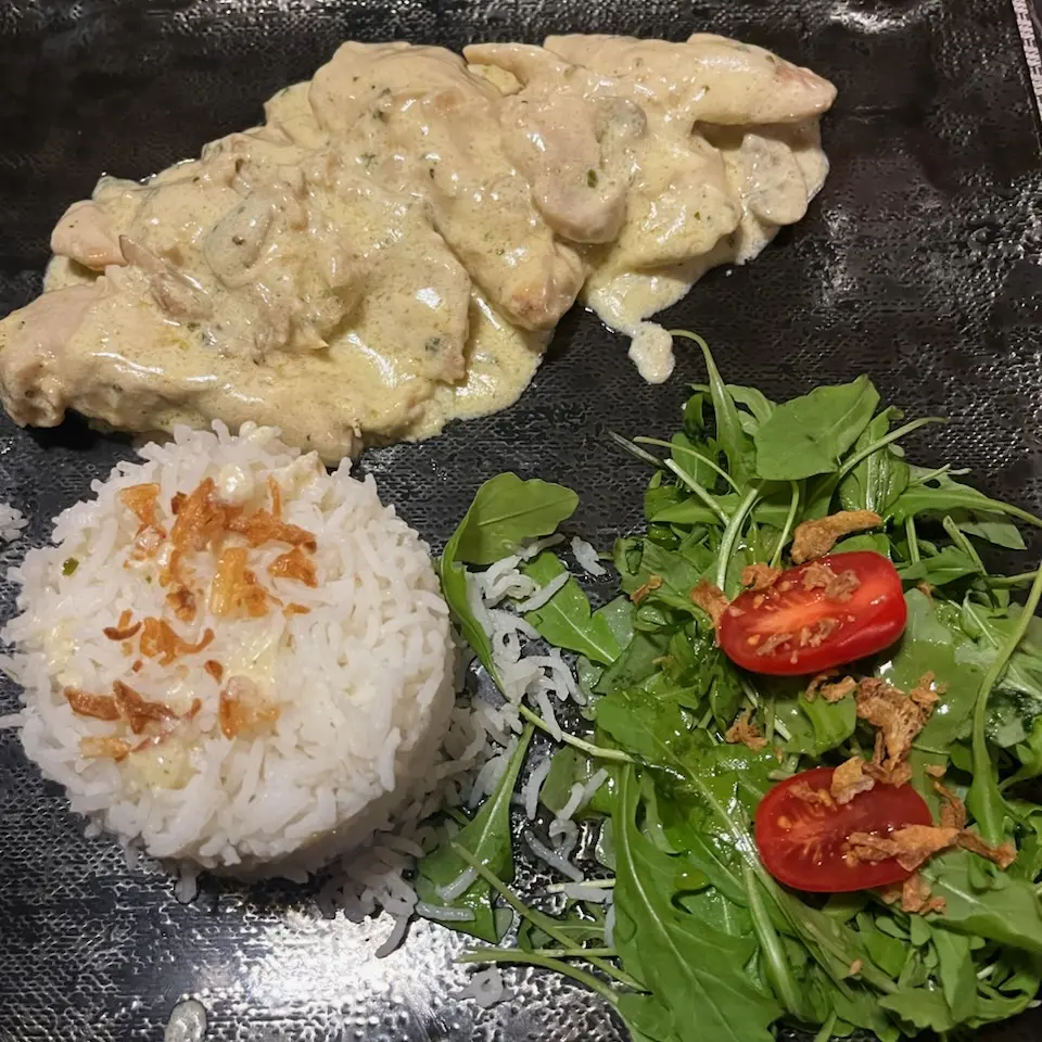 Le restaurant propose des plats à déguster sur place ou à emporter