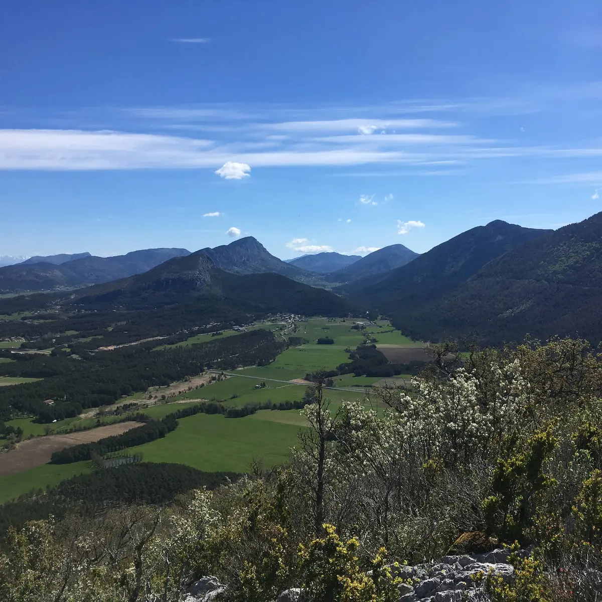 Panorama sur les plaines et les sommets aux alentours du verdon