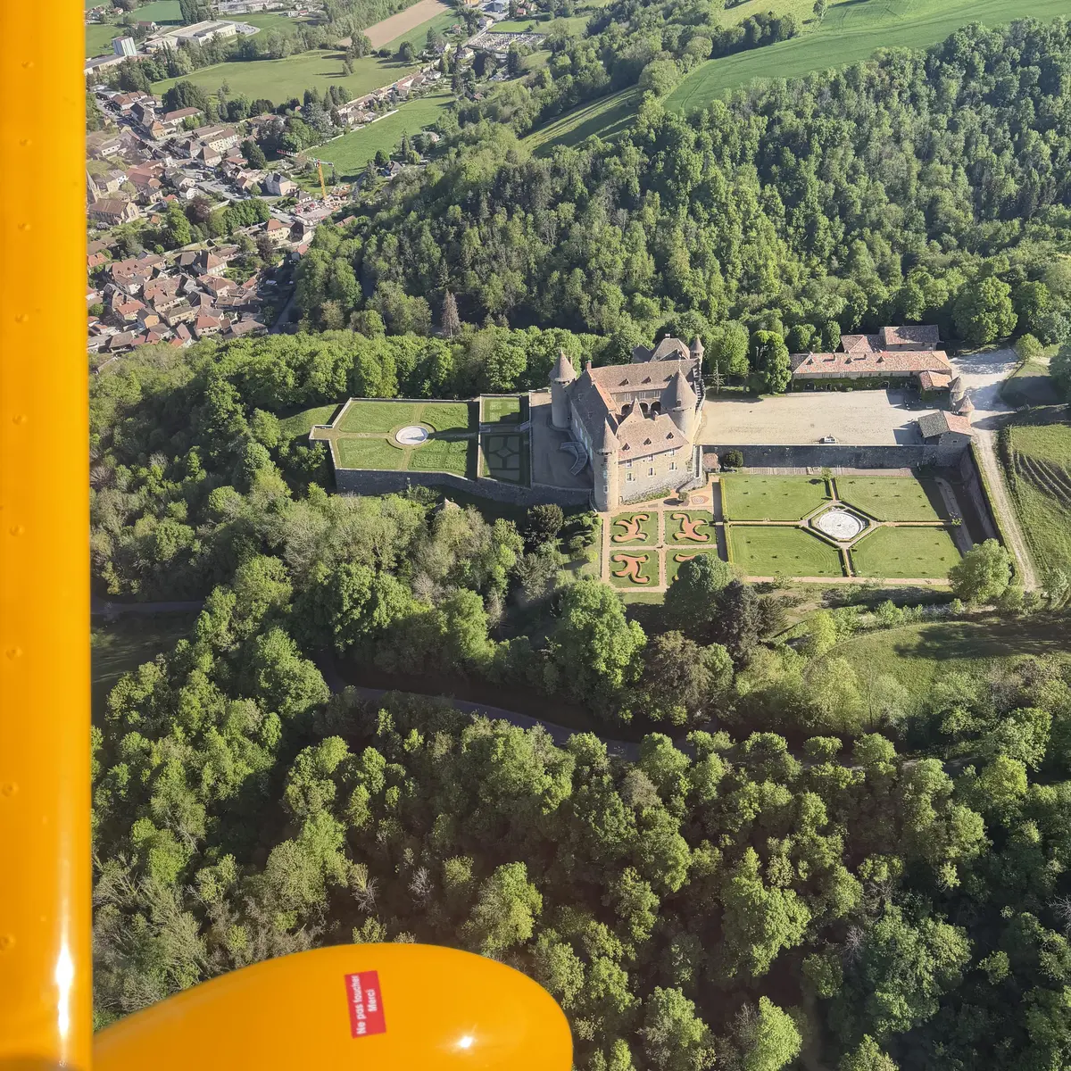 Vol en ULM au-dessus du château de Virieu, Dauphiné.