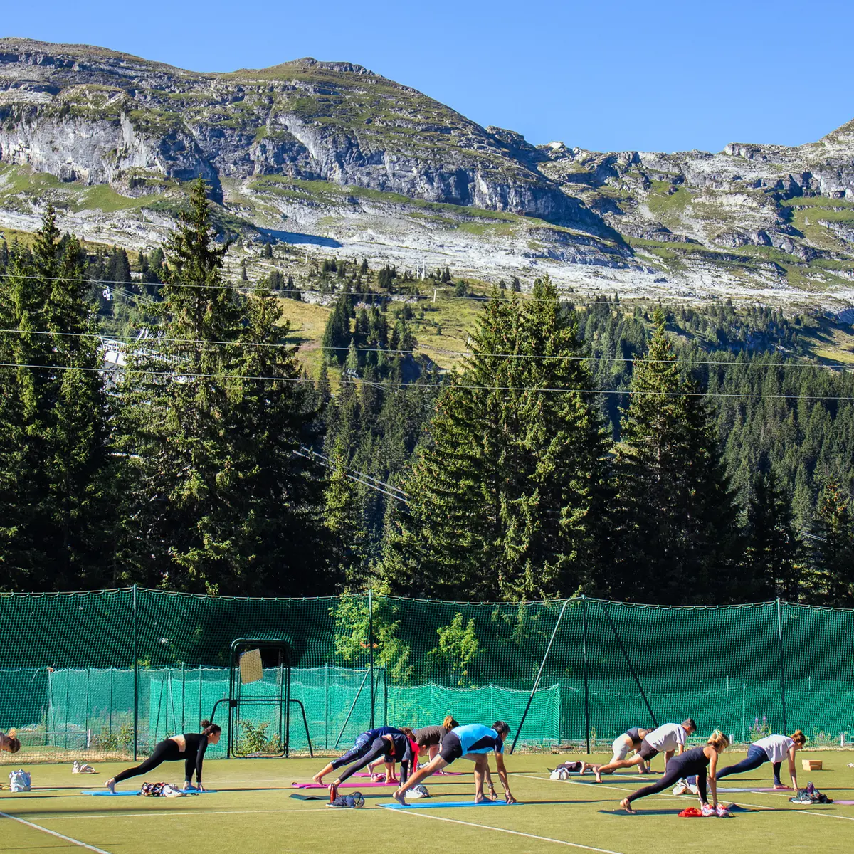 La position de runner lunge au milieu des montagnes