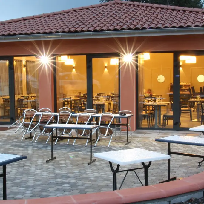 Vue de la façade de nuit