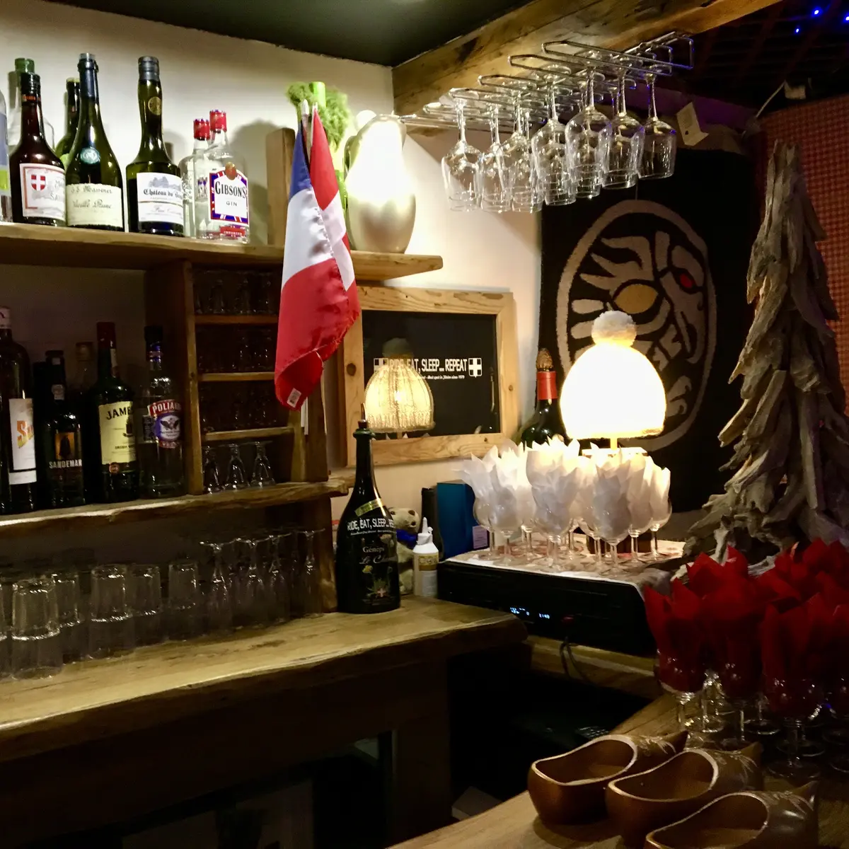 Espace bar à l'intérieur du restaurant