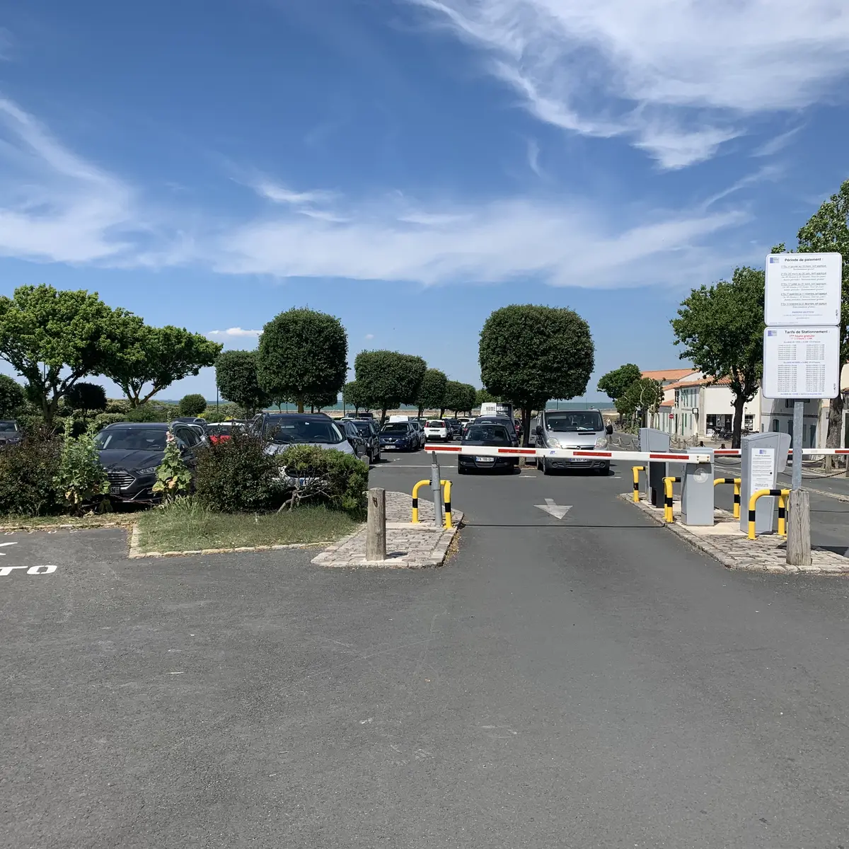 Entrada y salida del estacionamiento