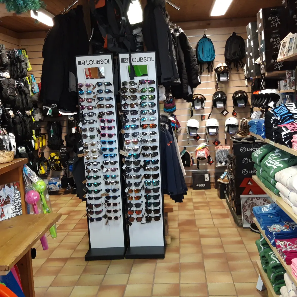 Rayons avec textiles, vêtements de ski, masques, lunettes de soleil, gants