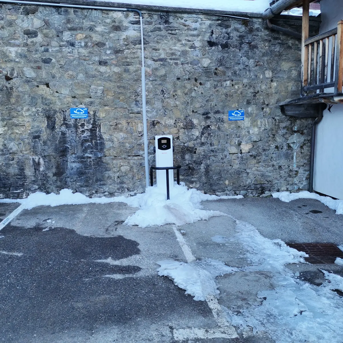2 prises et 2 places de parking