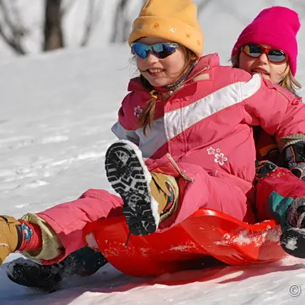 enfants sur une luge style rétro