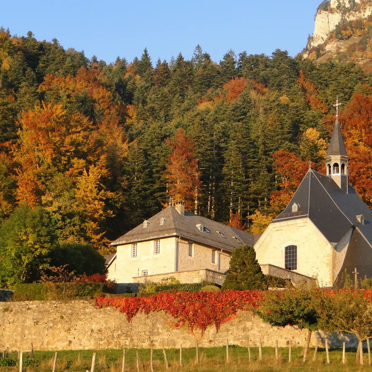 Le monastère sous des tons automnales, vu depuis le sentier pédestre.