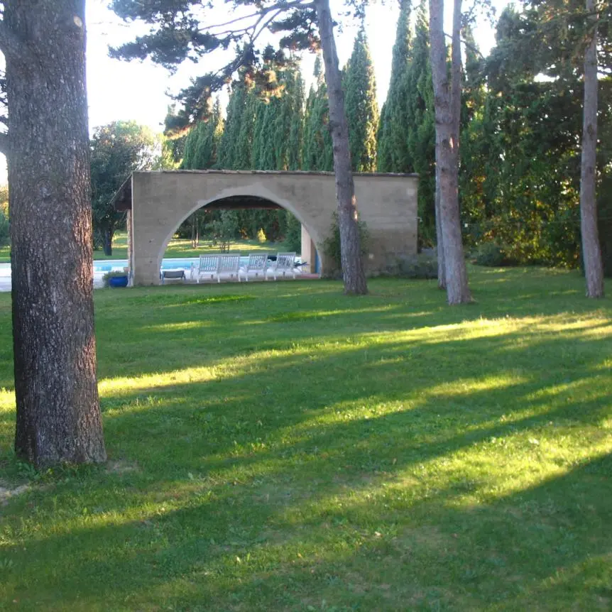 Parc arboré et piscine