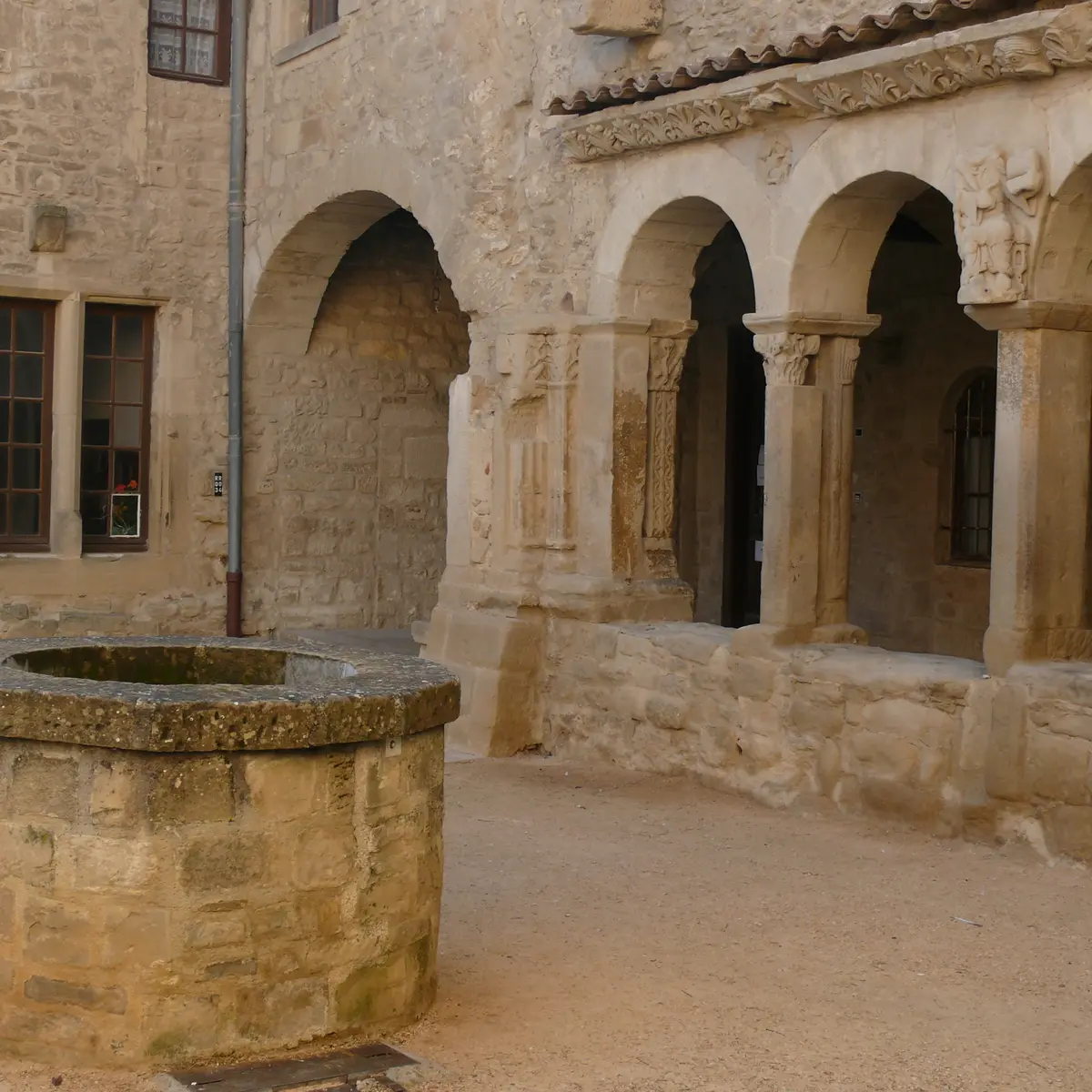 Prieuré__cour du cloître_Saint Donat
