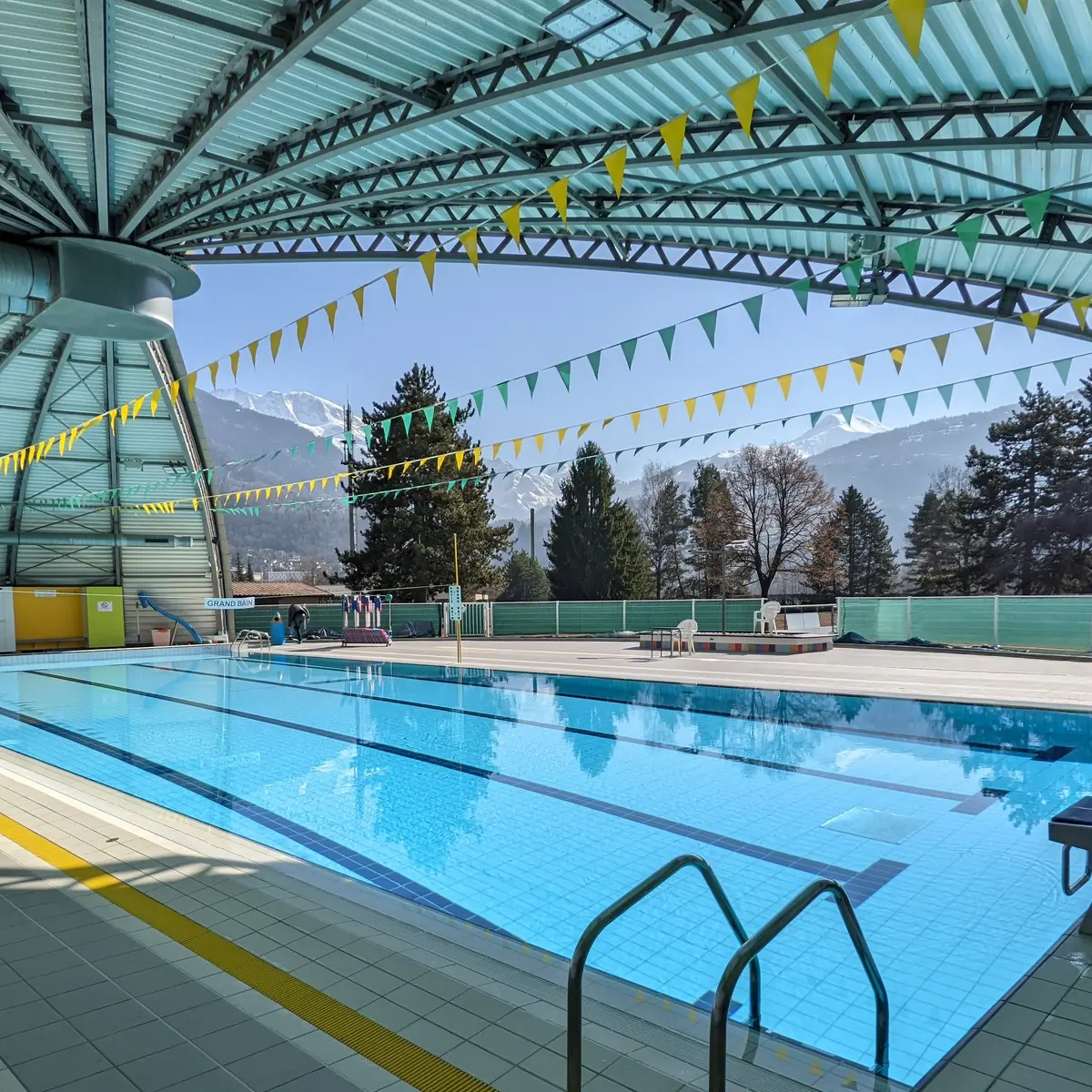 Vue de la piscine ouverte sur le parc