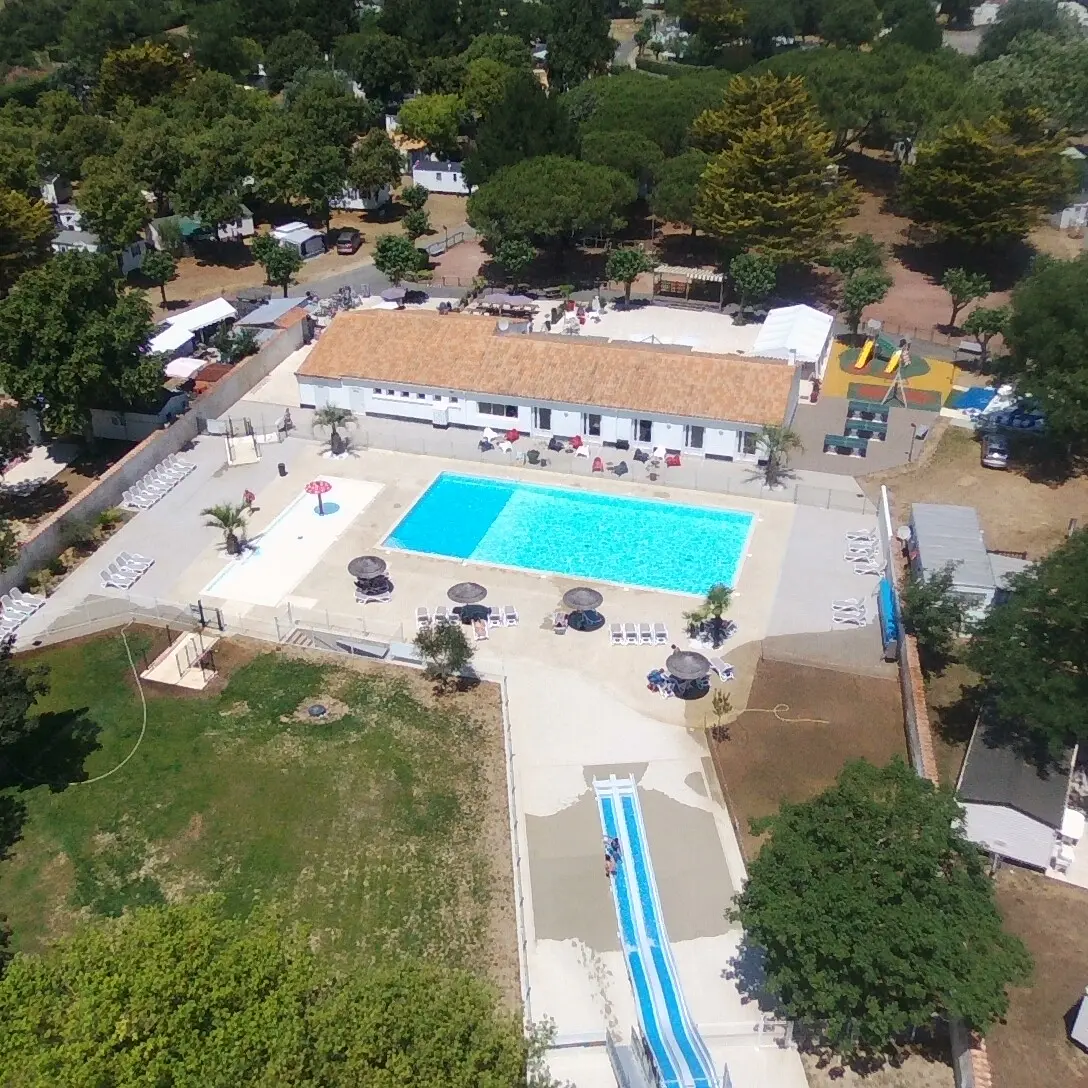 Vue aérienne du camping des Salières