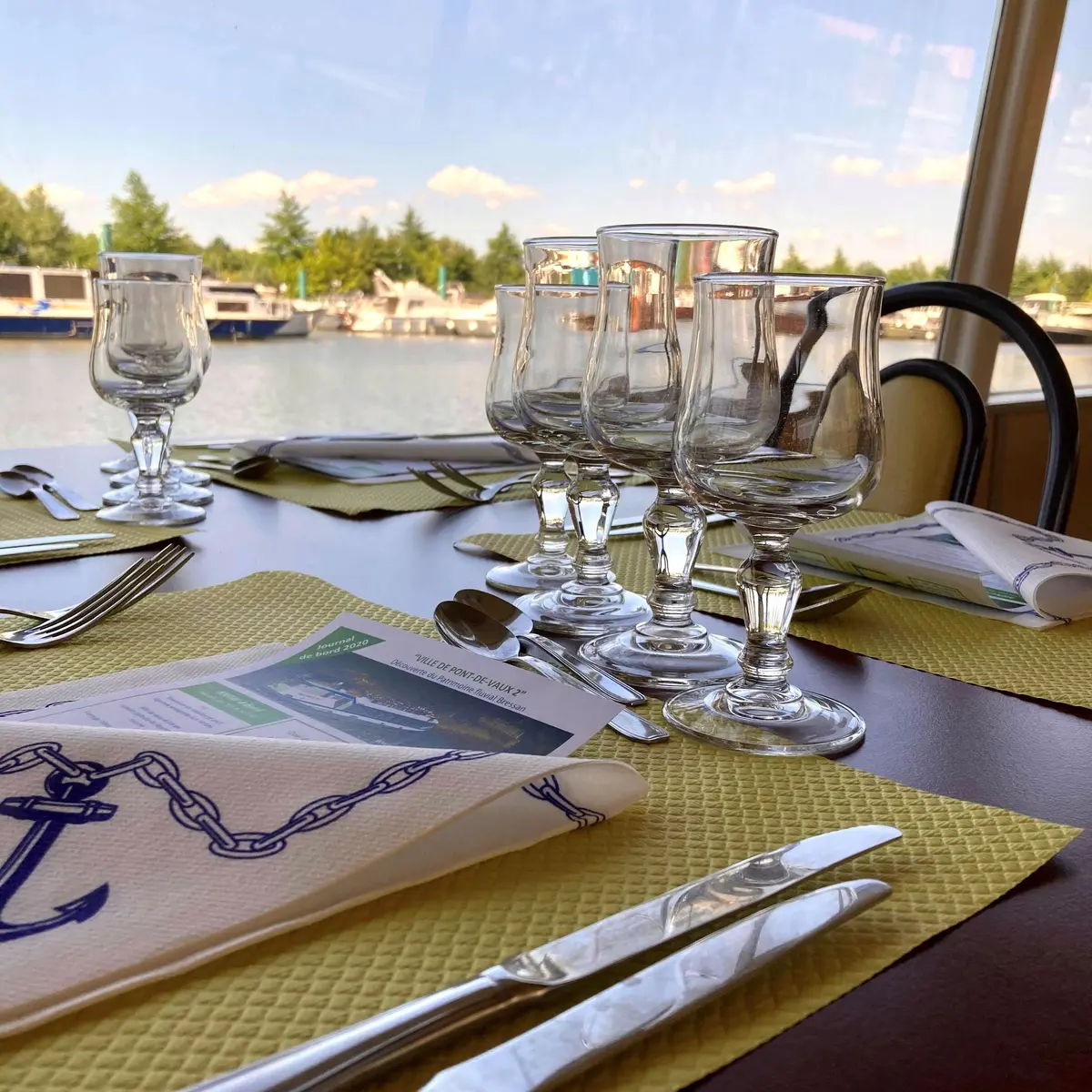 Table dressée, salle de restaurant du bateau