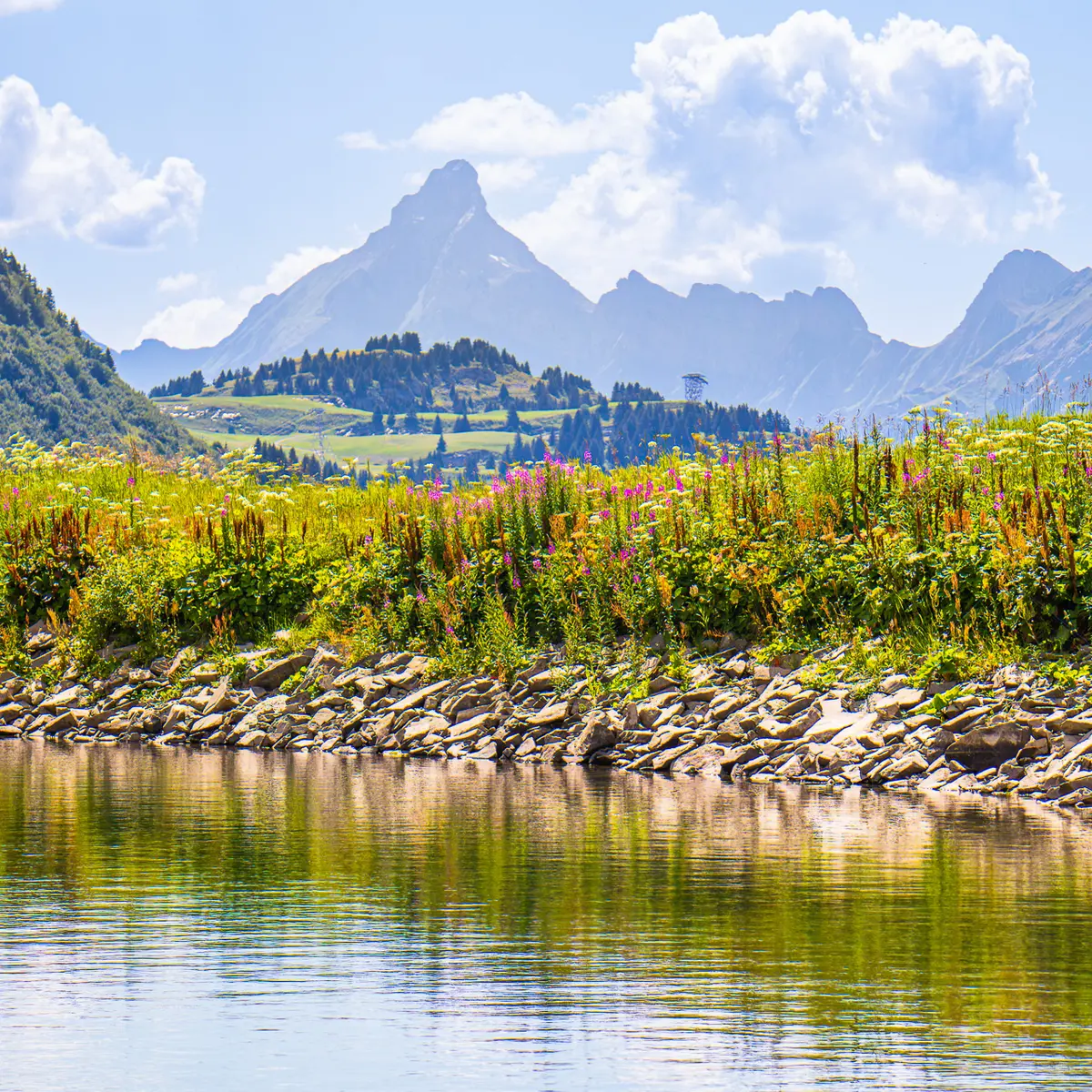 Vue sur la Pointe Percée depuis le lac de Vernant