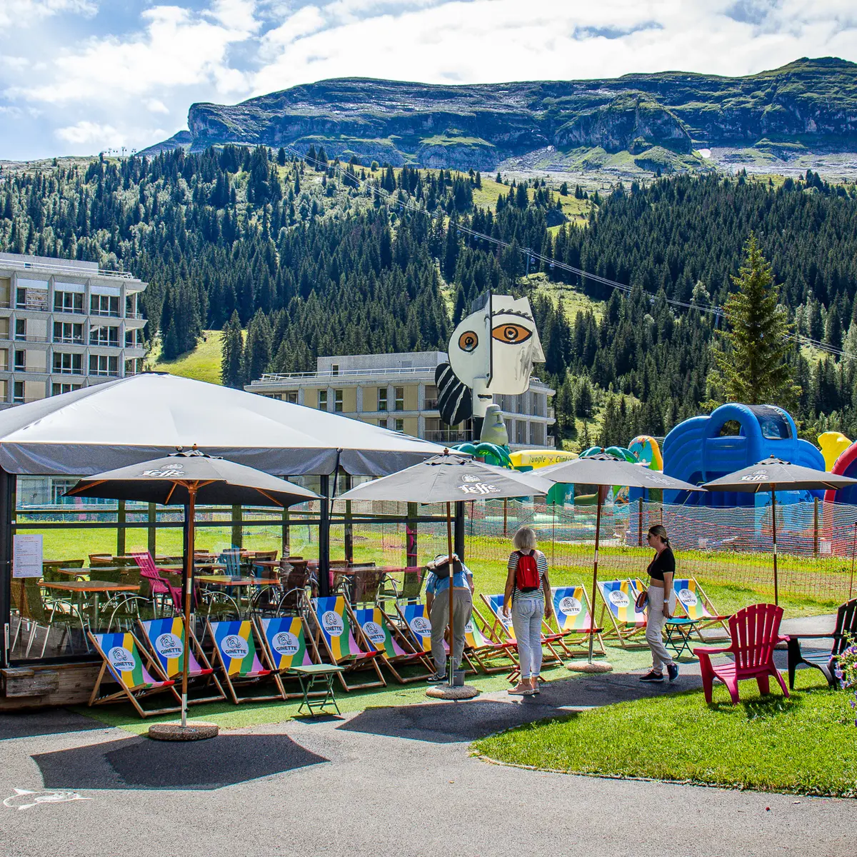 Het overdekte buitenterras met uitzicht op de springkastelen