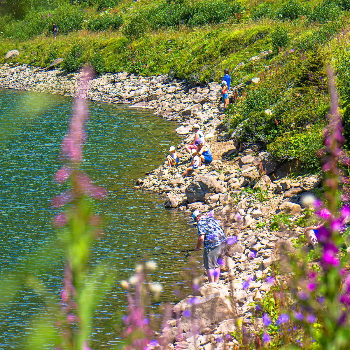 Plusieurs personnes pêchant sur le bord du lac de Vernant