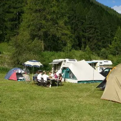 Intérieur camping en été -espace pour les tentes