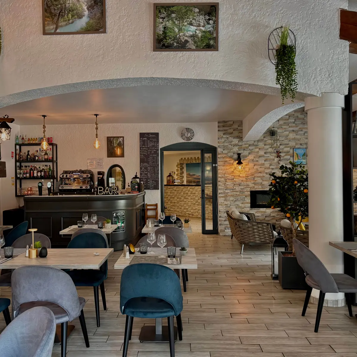 Salle de restaurant et bar