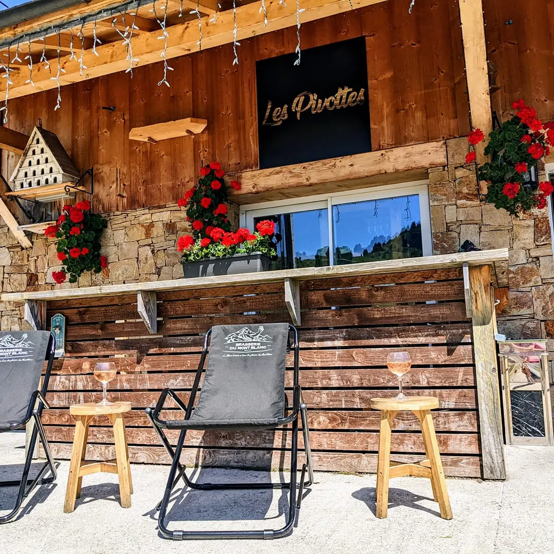 Les Pivottes en été -Entrée restaurant