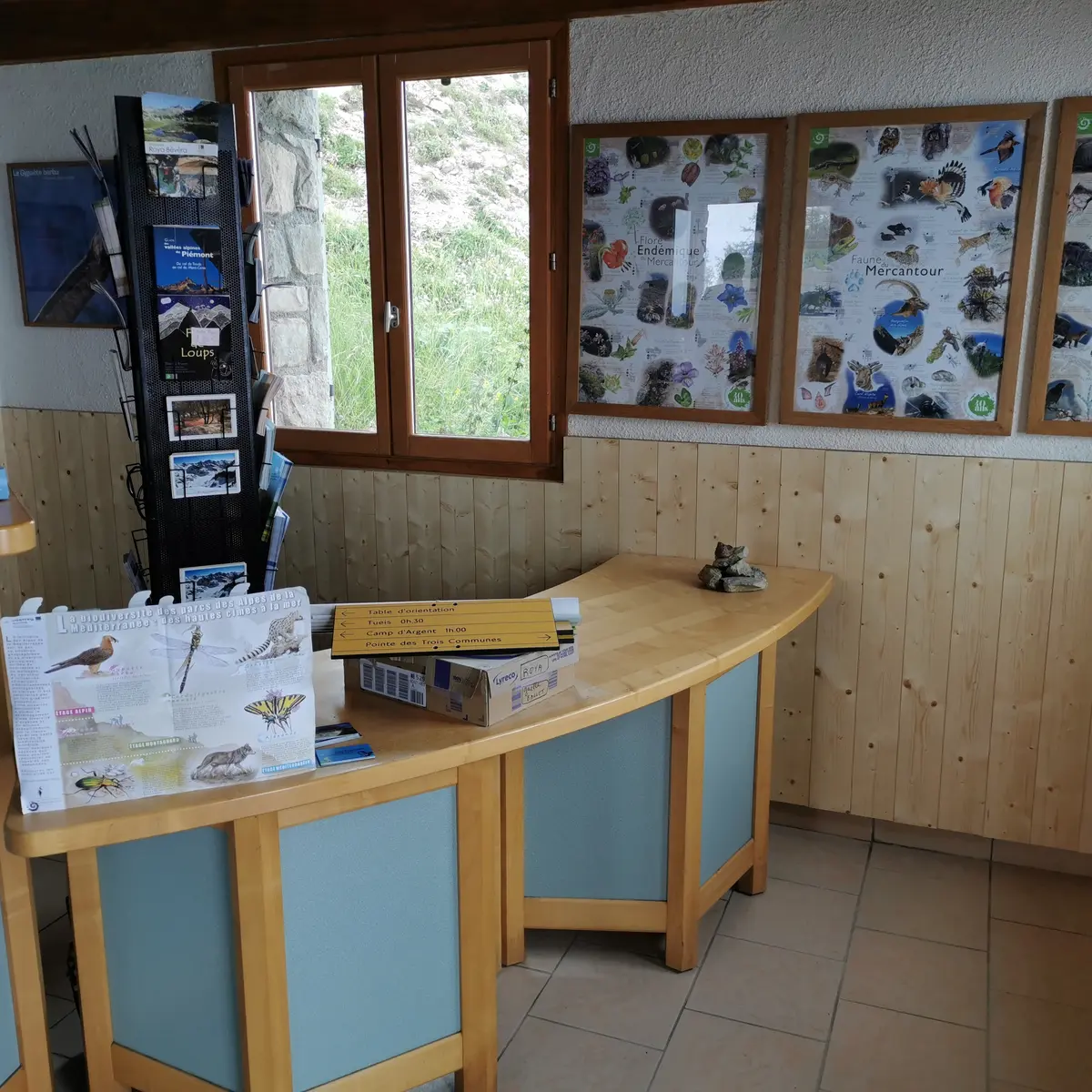 Intérieur du Point d'infos de la cabane de Tueis