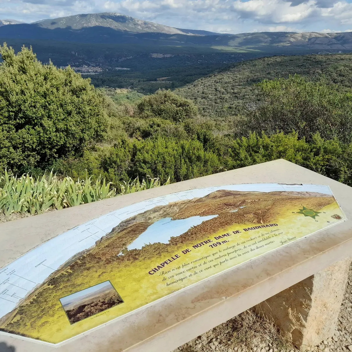 Panorama et table d'orientation décrivant les collines environnantes