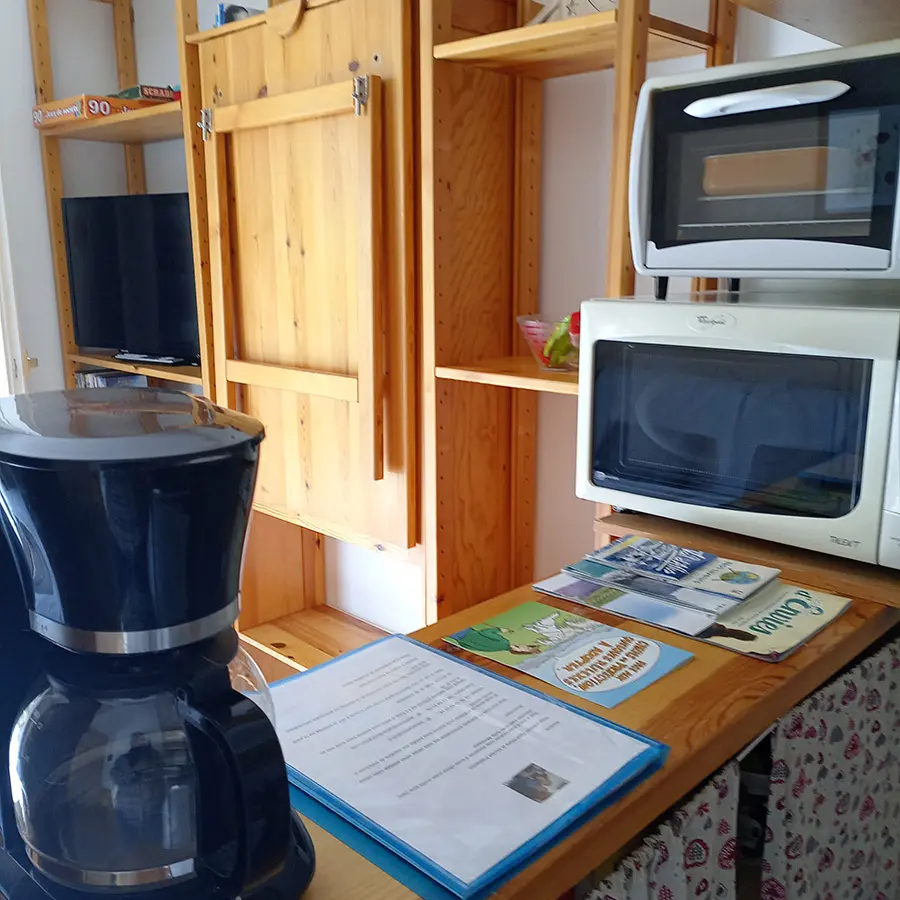 Séjour lumineux avec table à manger rétractable, TV, ameublement bois
