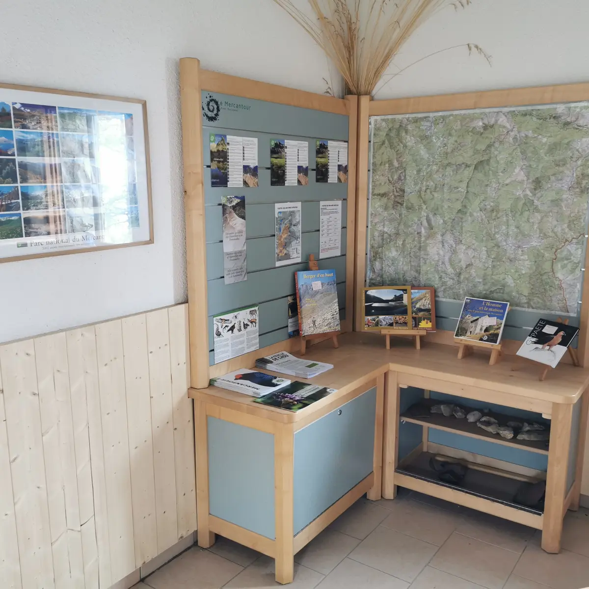 Intérieur du Point d'infos de la cabane de Tueis