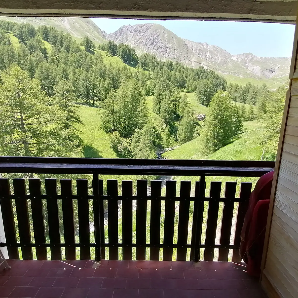 Balcon avec belle vue sur la végétation et les montagnes