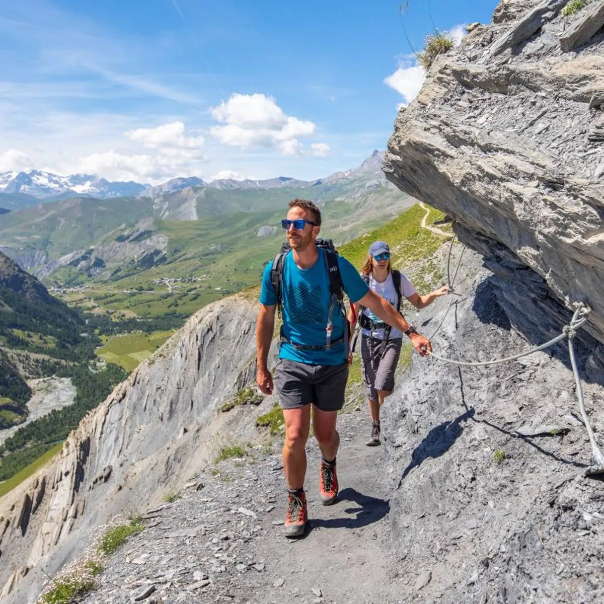 Randonneurs sur le sentier des Crevasses