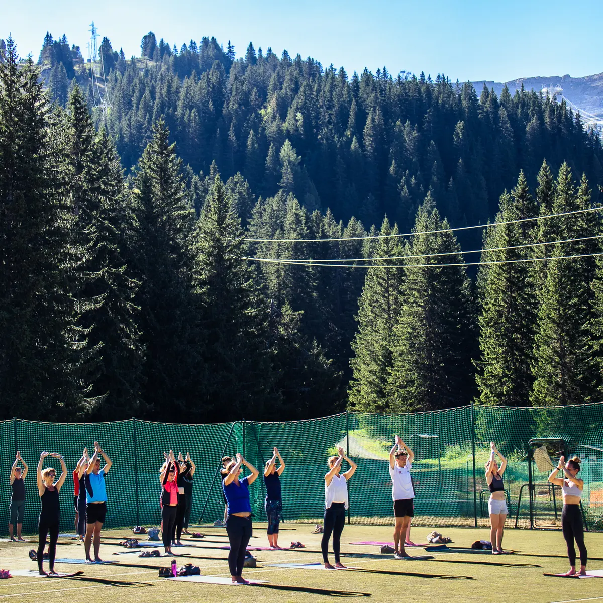 Vue sur le cours de yoga avec les montagnes en arrière-plan