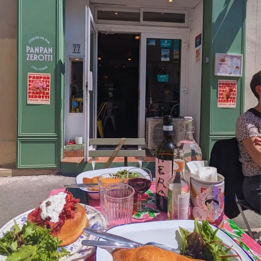 vue de la terrasse vers la devanture du commerce