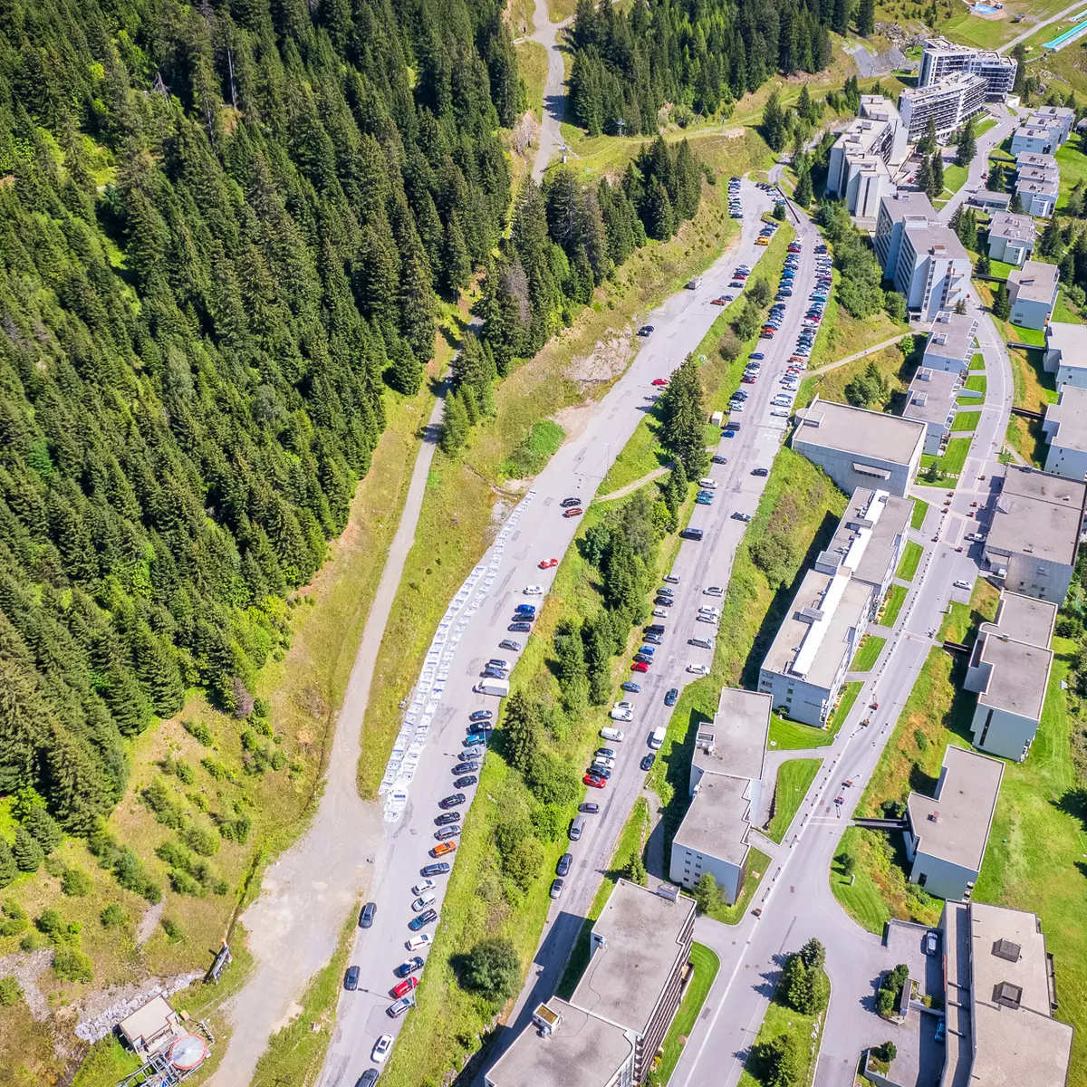 Vue aérienne du parking P3 en été
