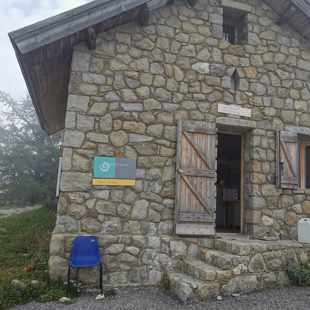 Vue extérieure de la cabane de Tueis