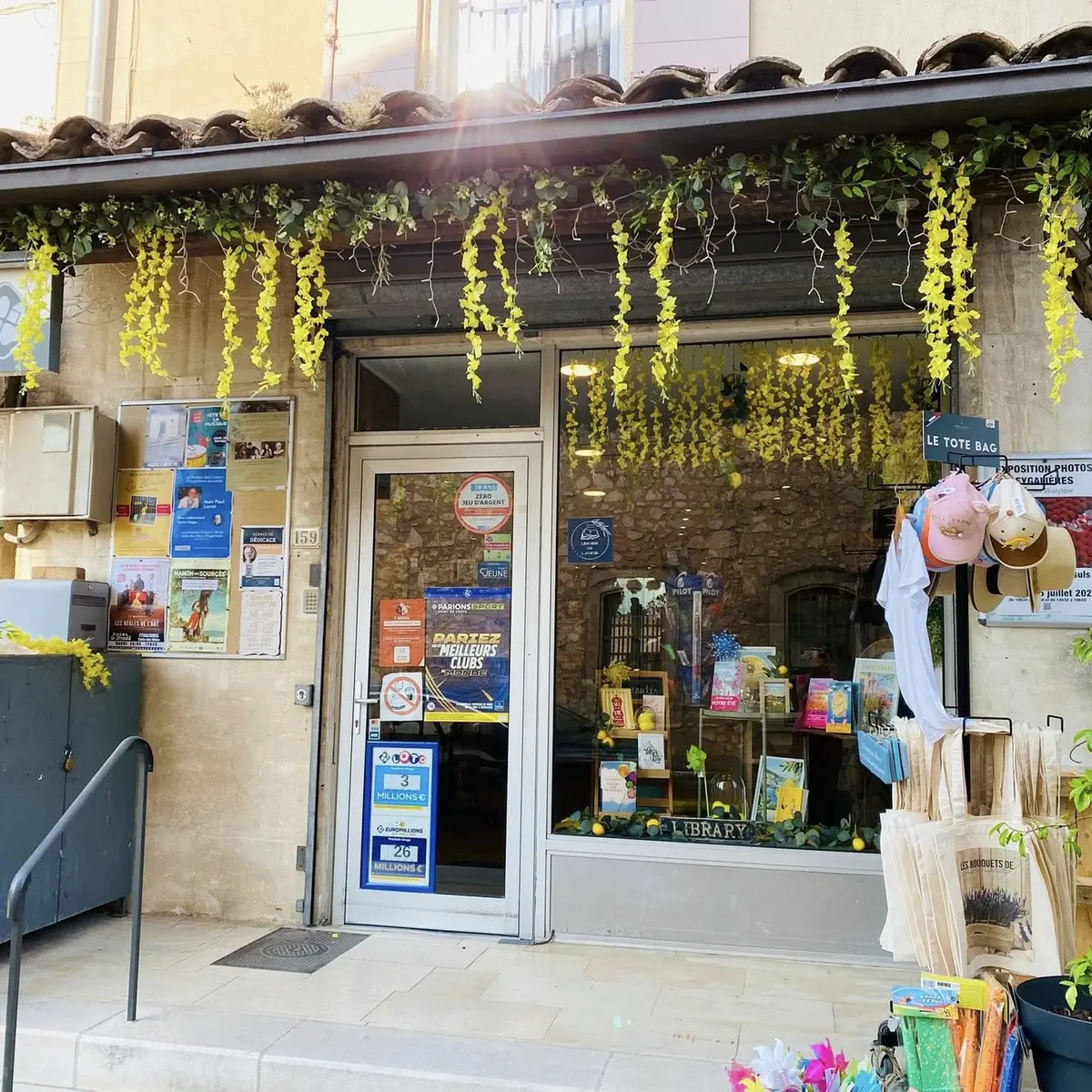 Librairie de l'Avenir_Eygalières_extérieur