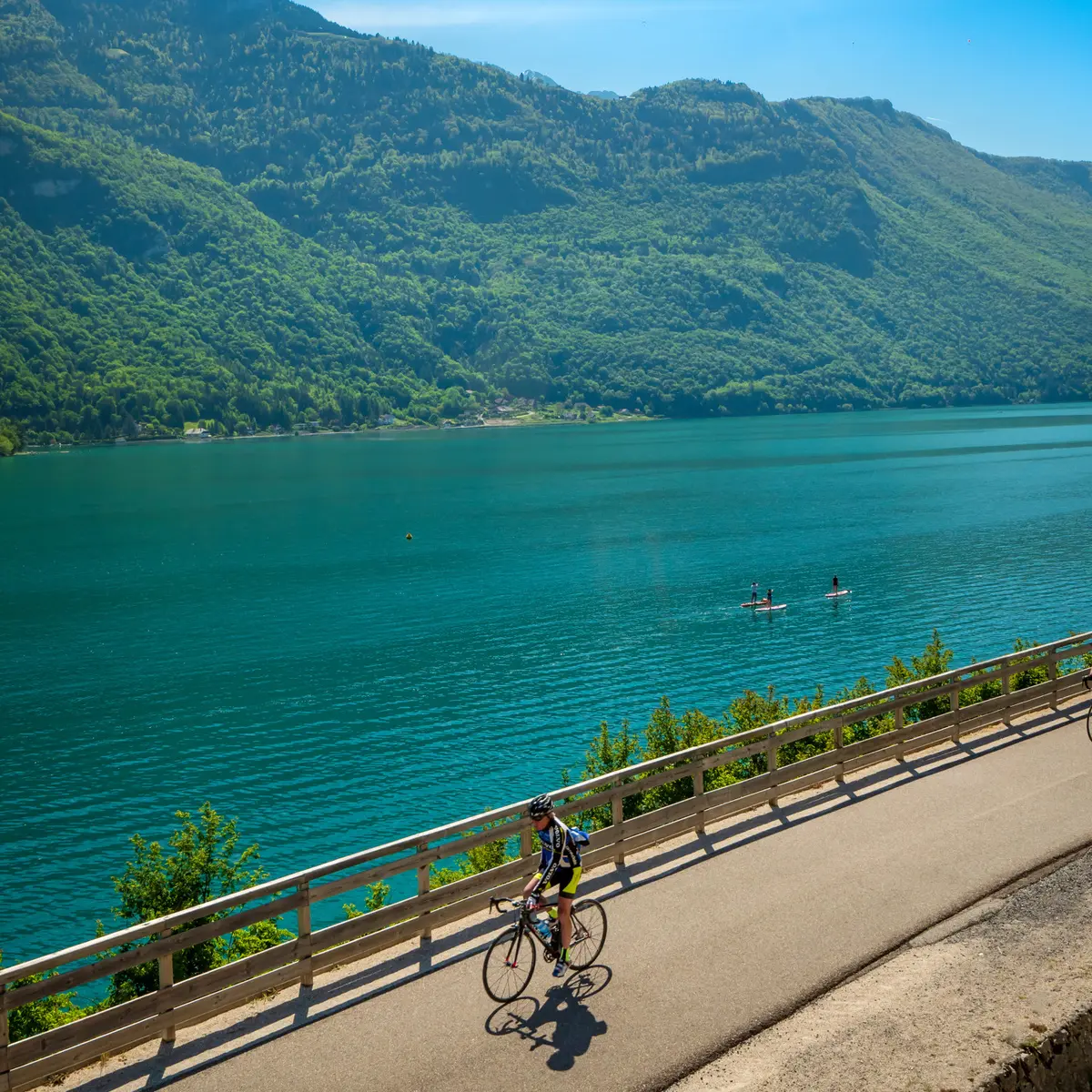 Balade à vélo sur les rives du lac d'Annecy