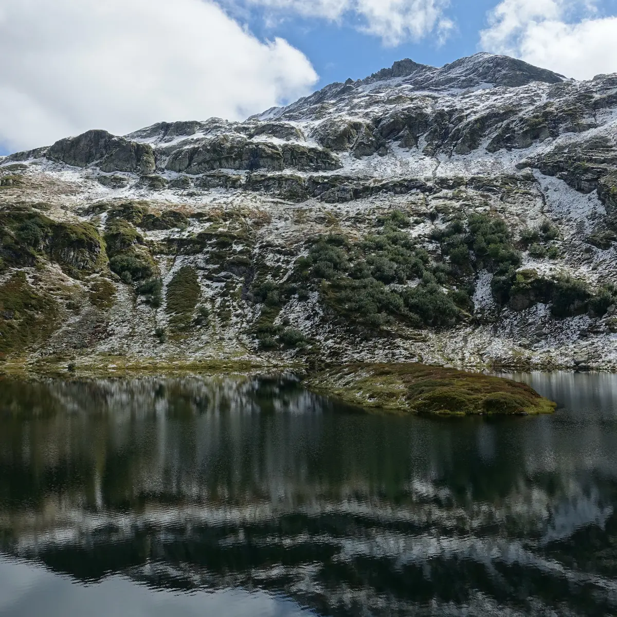 Pointe Noire de Pormenaz depuis le lac - photo sous licence Creative Commons https://creativecommons.org/licenses/by/2.0/