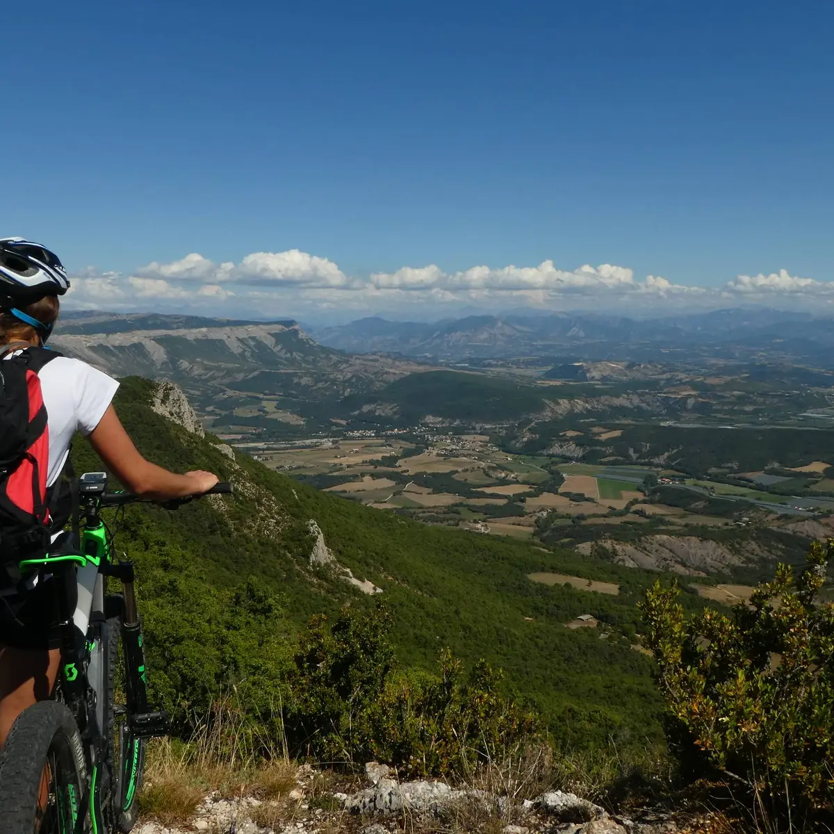 Sentier surplombant l'Orpierrois