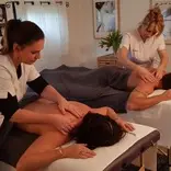 Tables de massage et masseuses