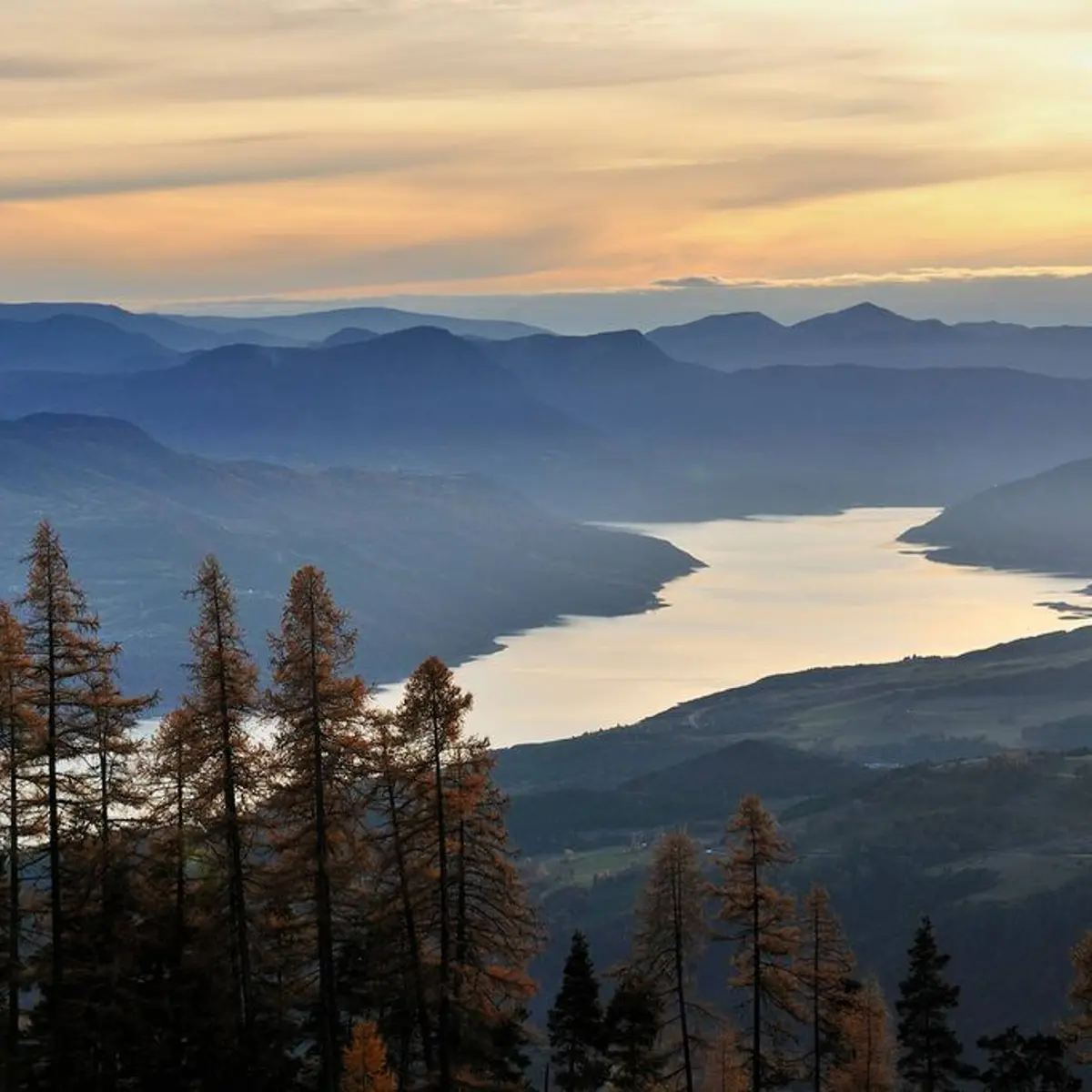 Lumière du soir sur le lac de Serre-Ponçon vu depuis le versant du mont Guillaume