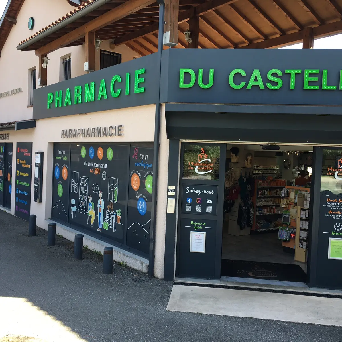 L'enseigne de la pharmacie en lettres vertes