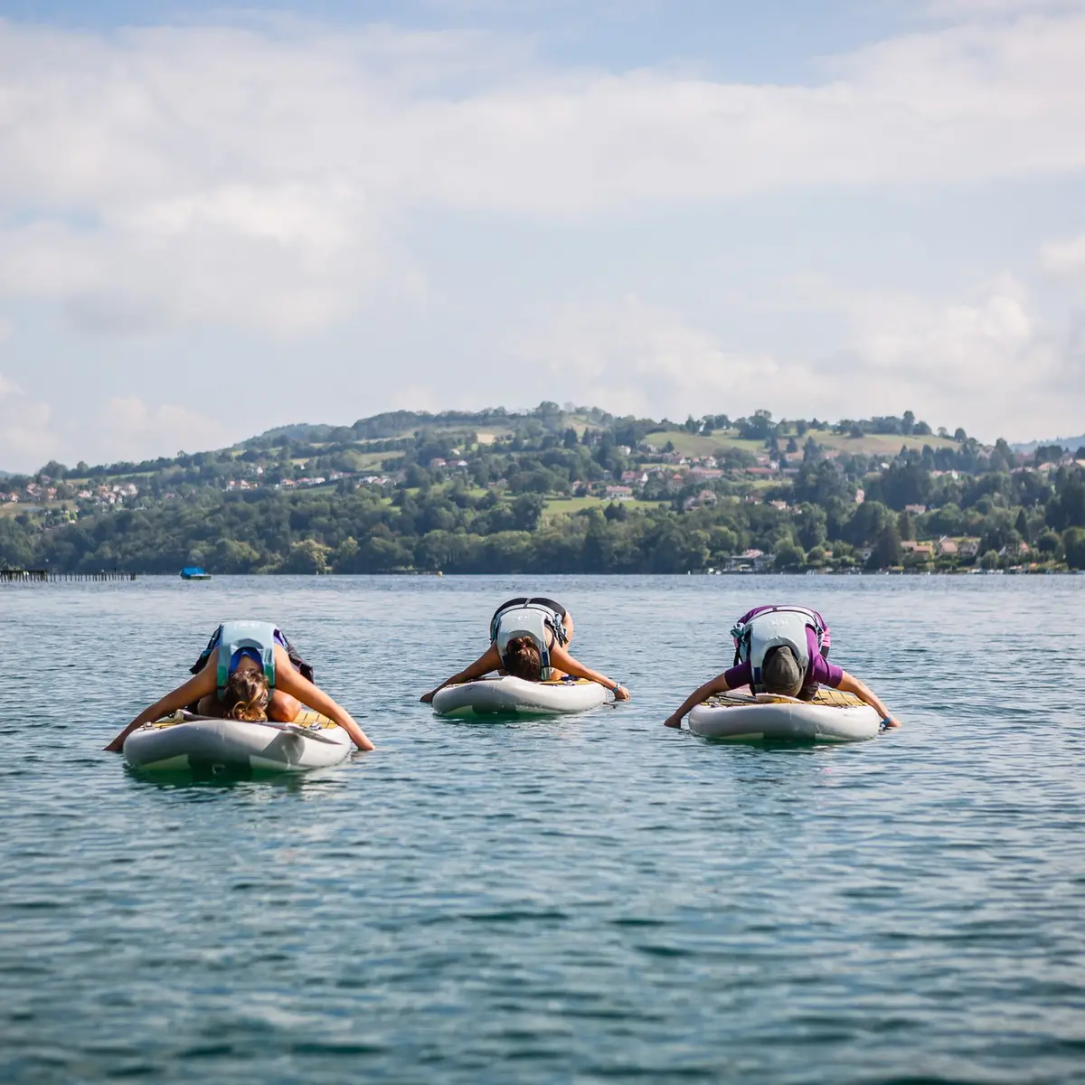 Une séance de yoga sur paddle